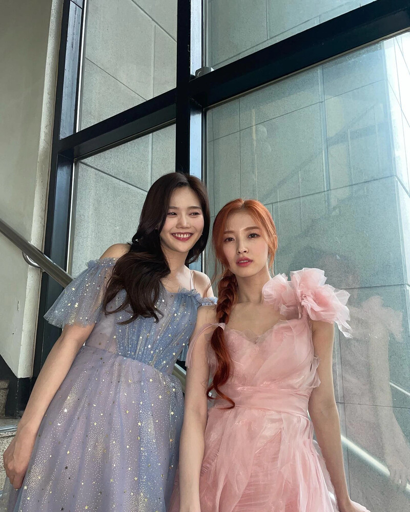 210515 OH MY GIRL Arin & Hyojung Instagram Update documents 3