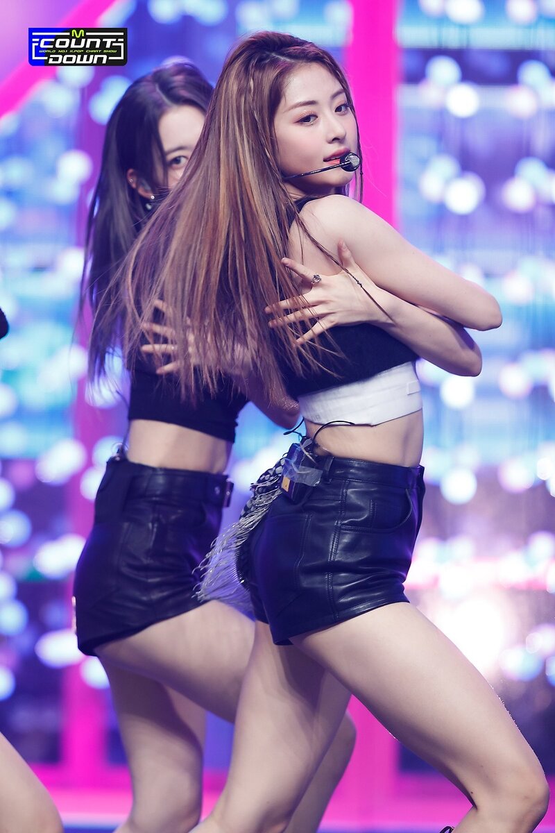 220505 LE SSERAFIM's Yun Jin - 'Fearless' and 'Blue Flame' at M Countdown documents 4