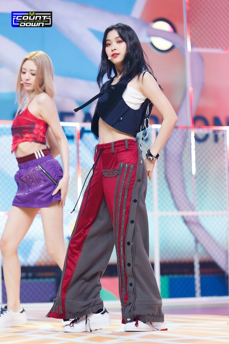 220721 ITZY Ryujin - 'SNEAKERS' at M Countdown documents 5