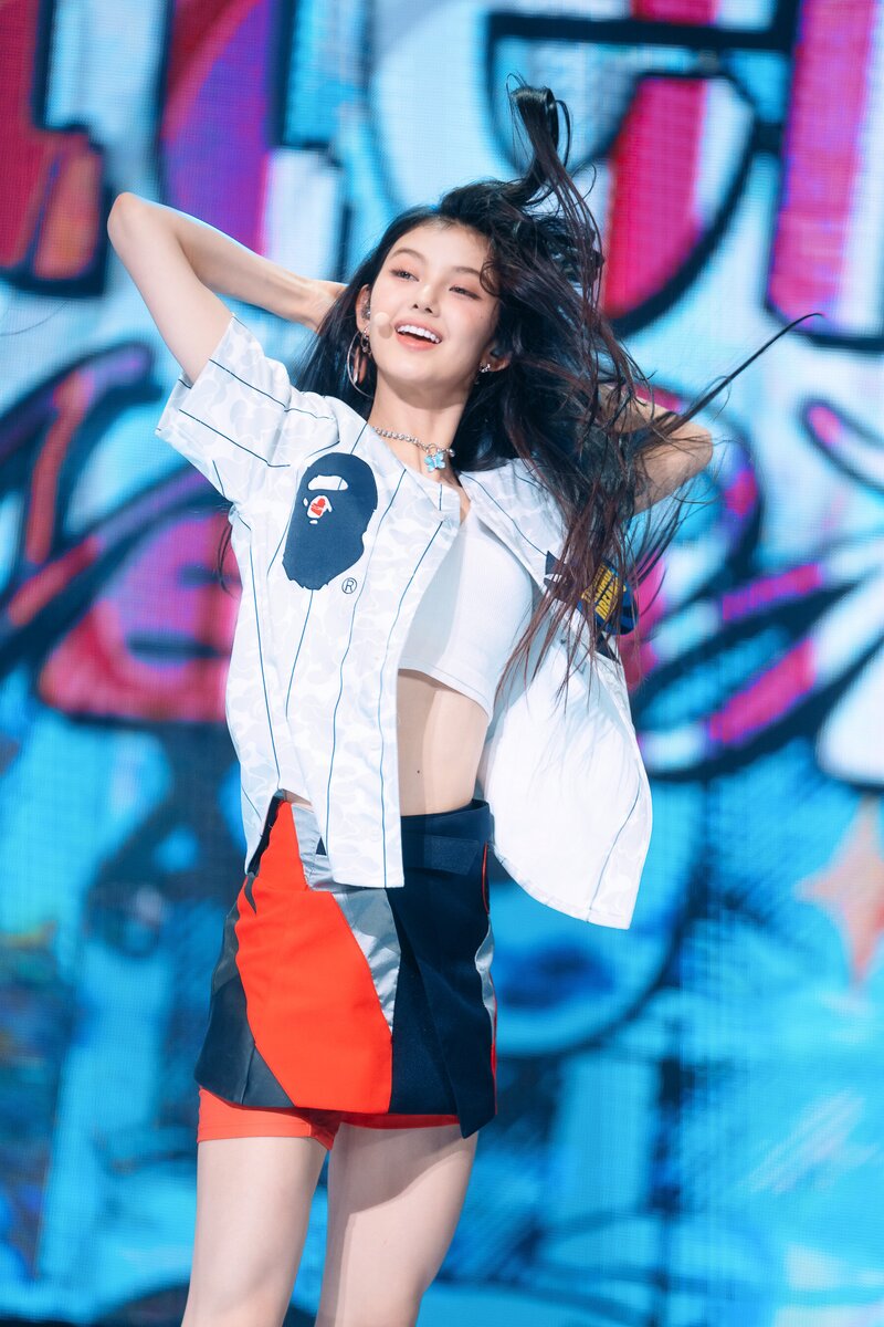 220807 NewJeans Danielle 'Attention' at Inkigayo documents 13