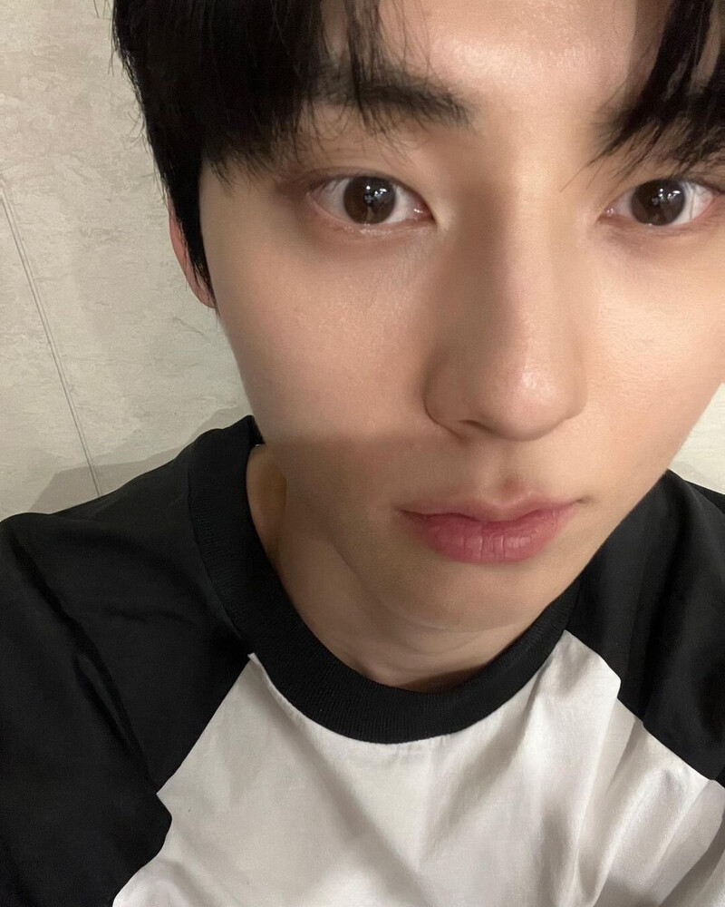 230125 Hwang Minhyun Instagram Update documents 3