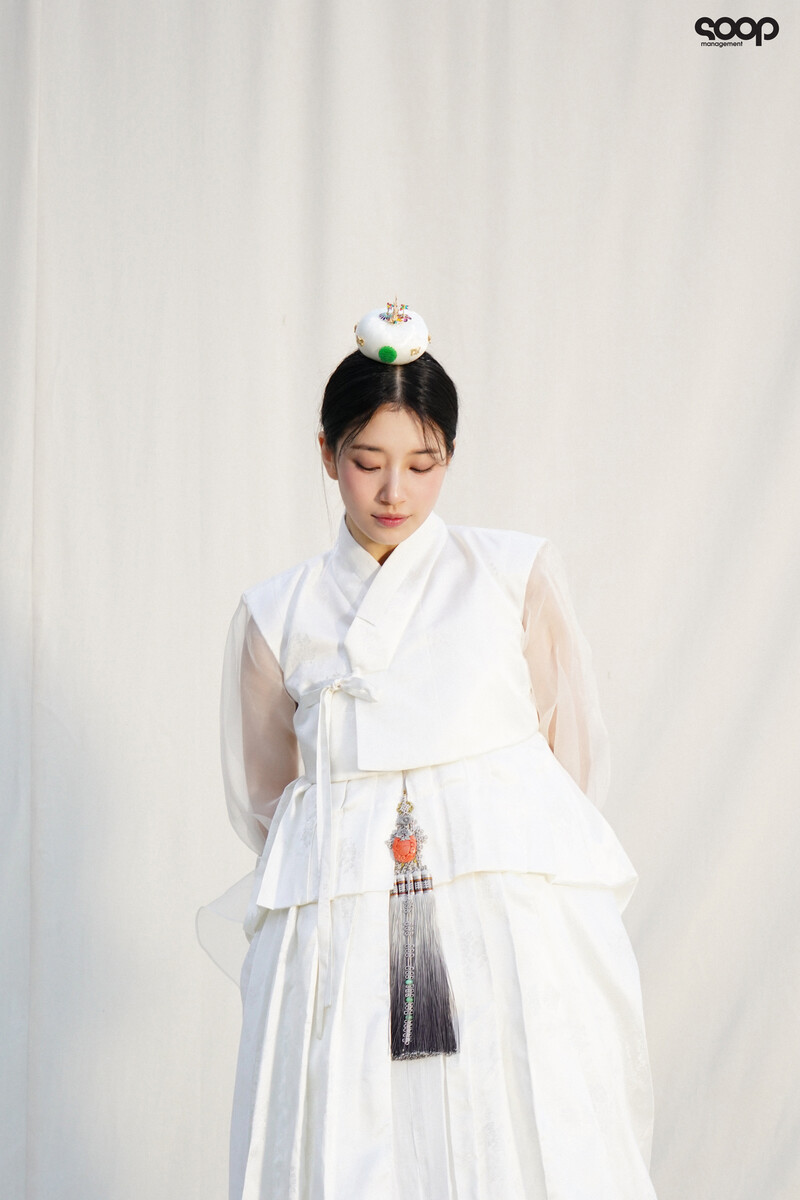 240108 SOOP Naver Post - Suzy - Elle Korea January Issue Photoshoot Behind documents 4