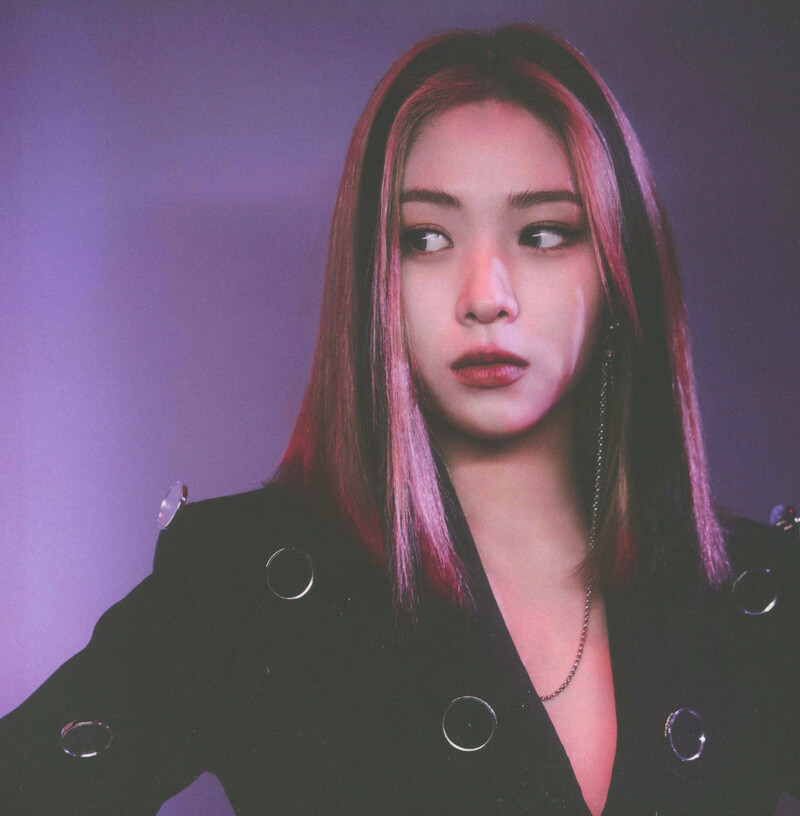 ITZY 'GUESS WHO' Album [SCANS] documents 27