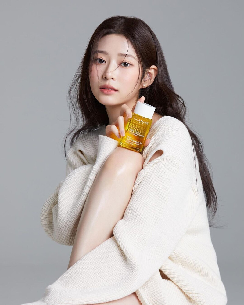 Minju for Clarins x Cosmopolitan Korea 2022 documents 1