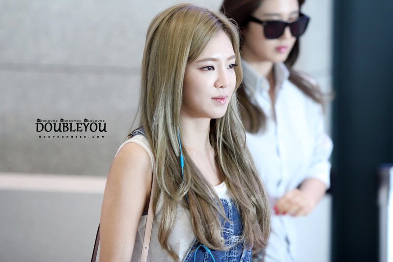 140607 Girls' Generation Hyoyeon at Incheon Airport documents 1