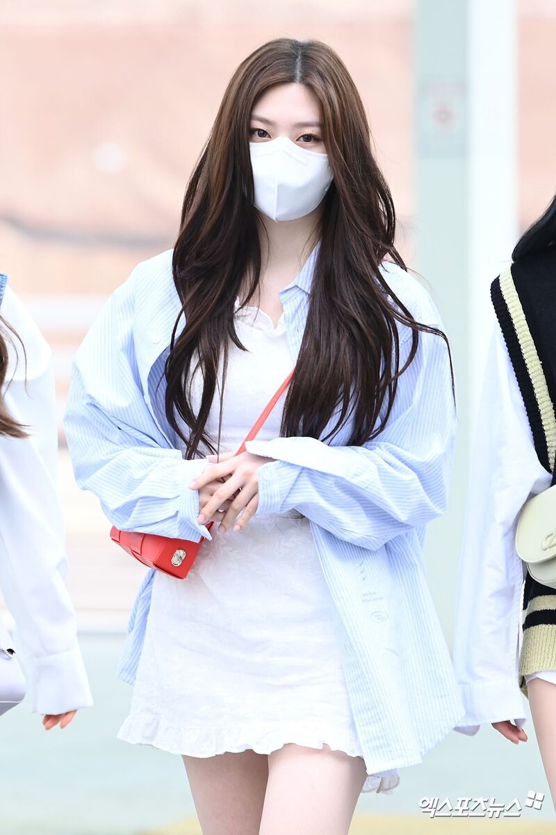 220520 STAYC's Seeun at Incheon International Airport for KCON USA 2022 documents 1