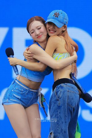 240707 TWICE Nayeon & KISS OF LIFE Julie - Waterbomb in Seoul Day 3