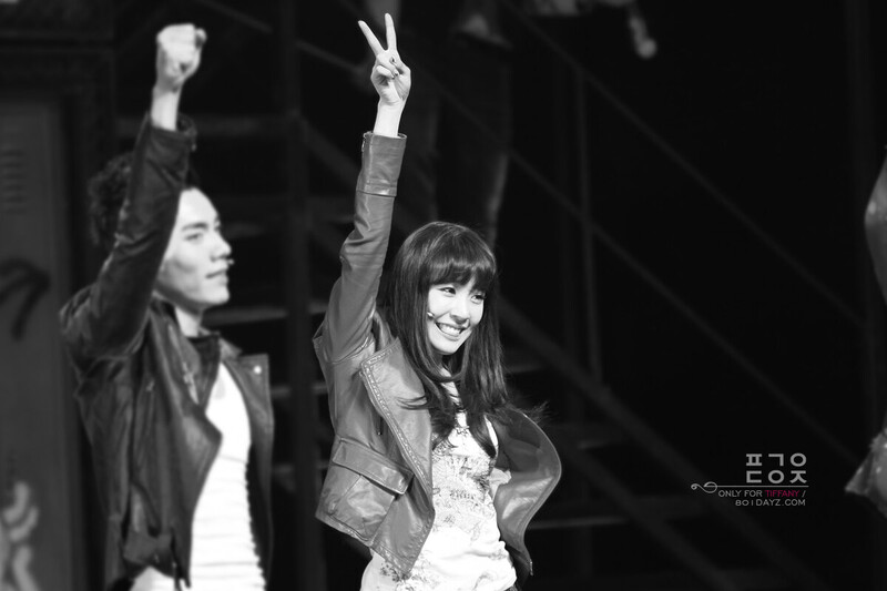 111221 Girls' Generation Tiffany at FAME! Musical First Show documents 19