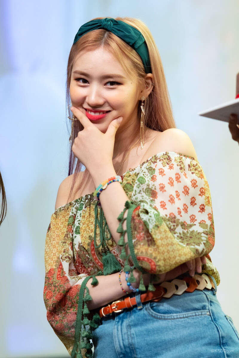 190825 Weki Meki Elly at 'WEEK END LOL' Mapo Fansign documents 1