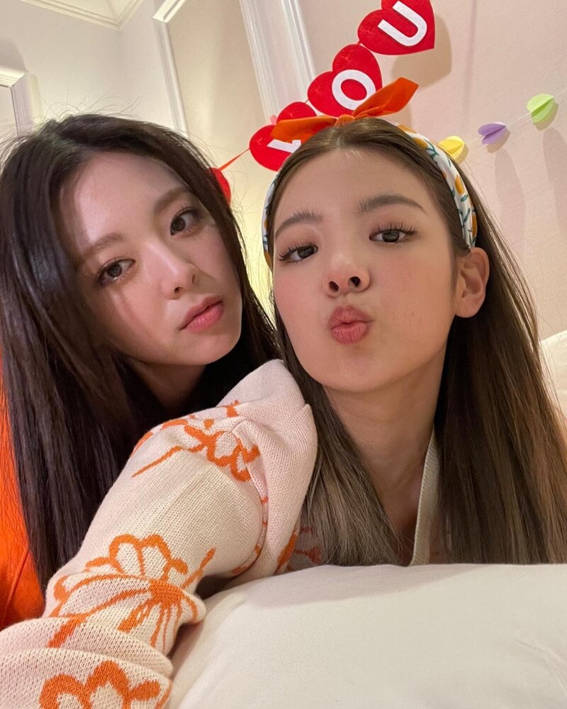 211111 ITZY SNS Update documents 4