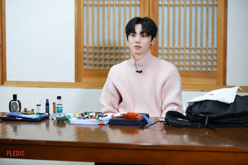 230504 Hwang Minhyun Weverse Update -‘What’s in My Bag’ Photo Sketch documents 10