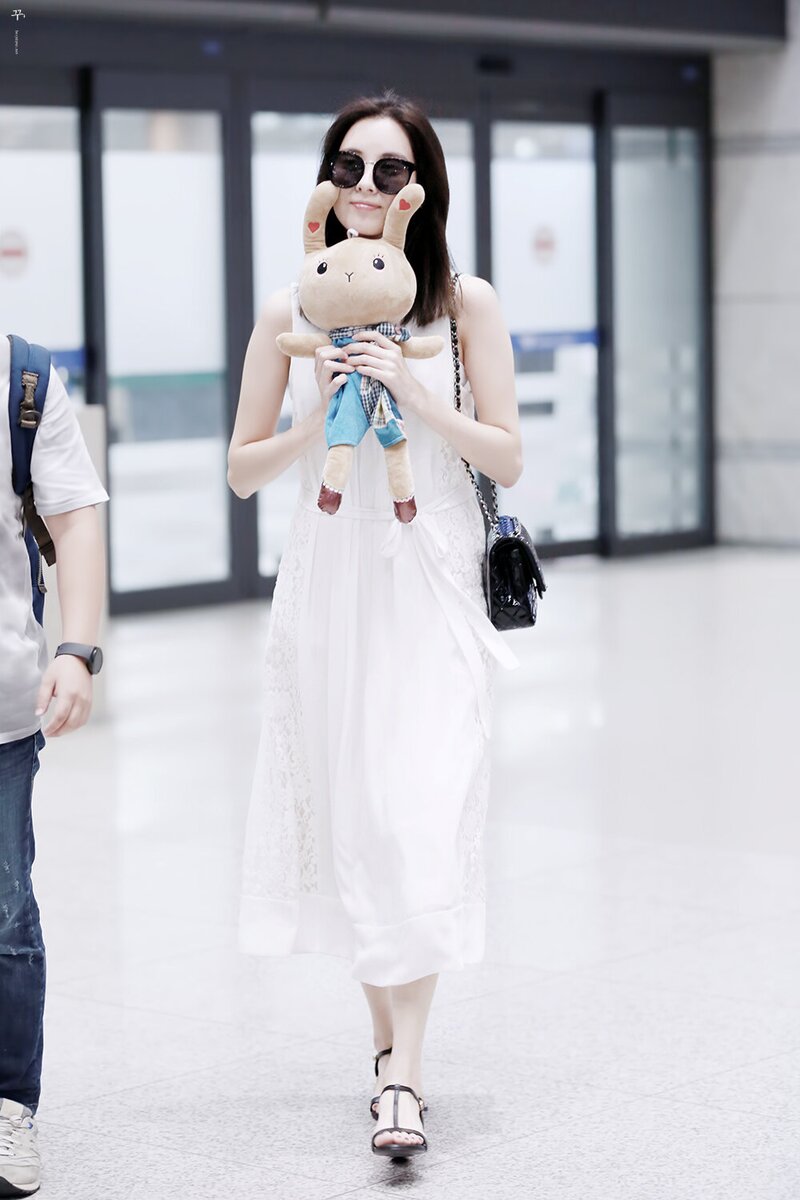 160630 Girls' Generation Seohyun at Incheon Airport documents 7
