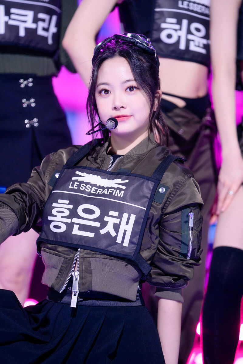 220508 LE SSERAFIM Eunchae - 'Blue Flame' at Inkigayo documents 10