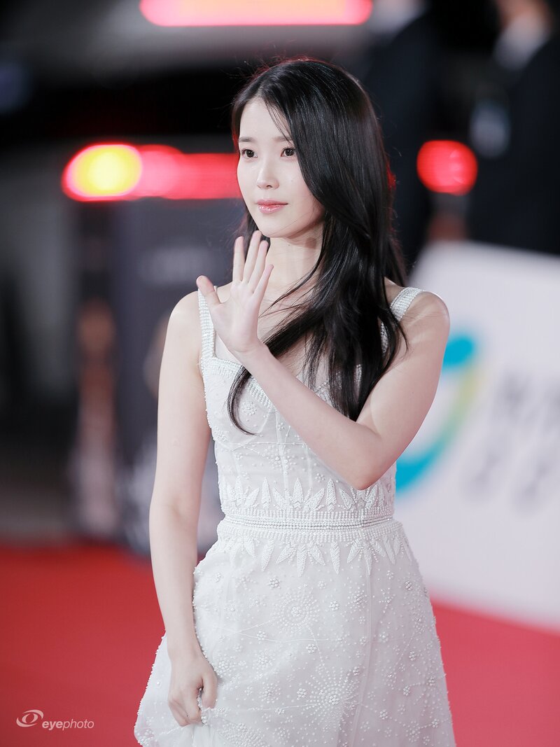 221125 IU at 43rd Blue Dragon Film Awards Red Carpet documents 17