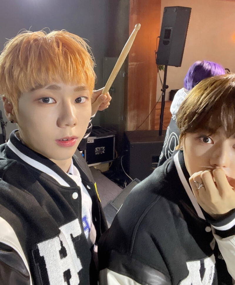 230321 NINE.i Twitter Update - Vari and Taehun documents 2