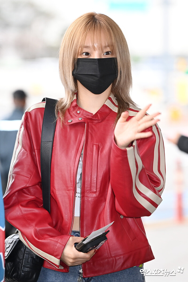 240404 (G)I-DLE Yuqi at Gimpo International Airport documents 2