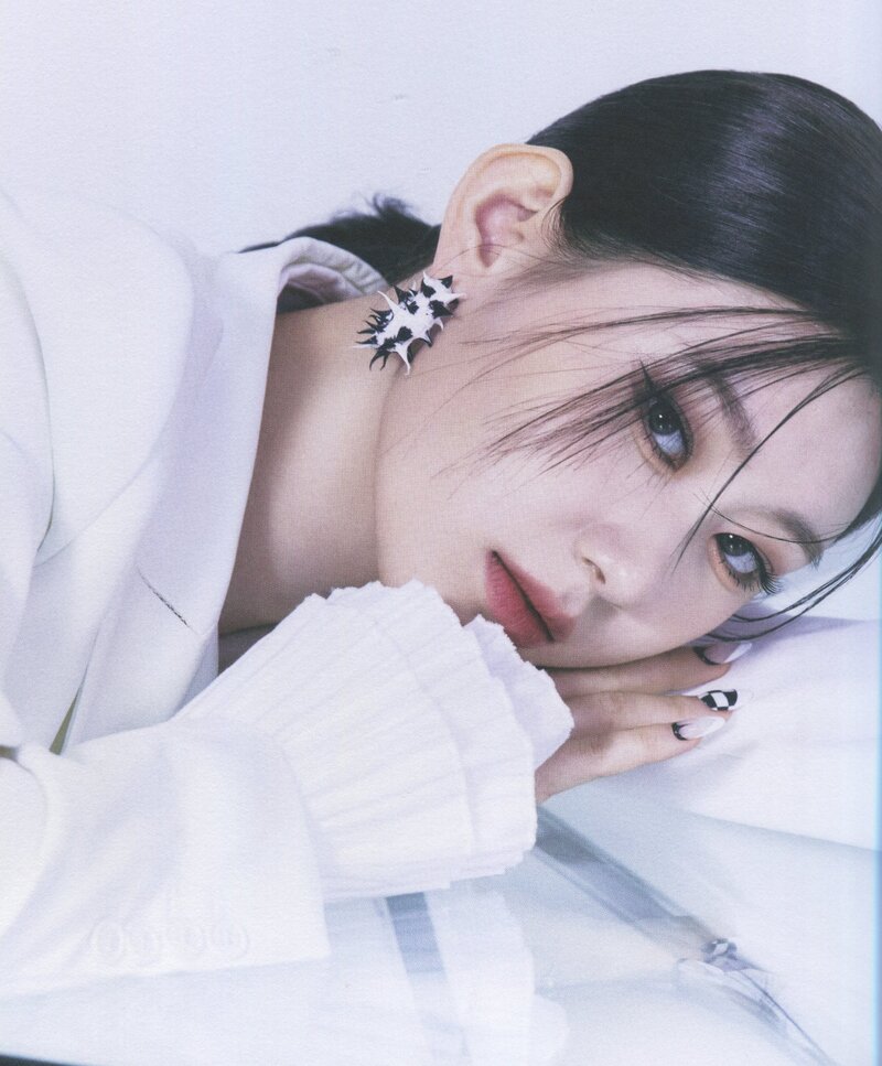 ITZY 'CHECKMATE' Album Scans (Chaeryeong ver.) documents 15