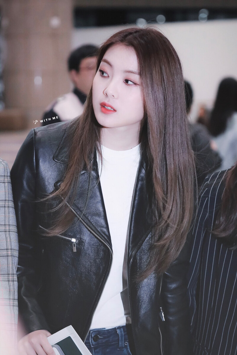 180511 Weki Meki Lucy at Gimpo Airport documents 1