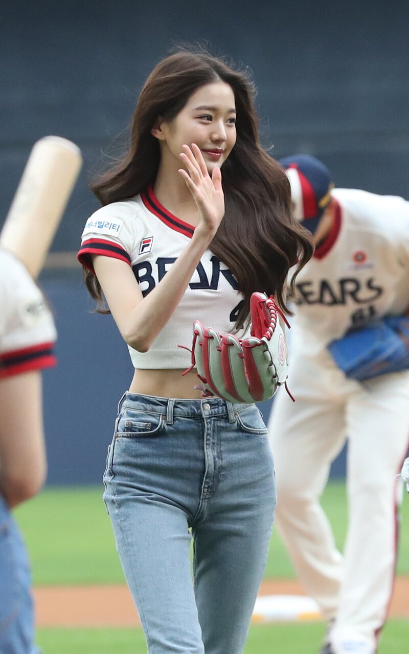 220619 IVE Wonyoung - Doosan Bears First Pitch documents 12