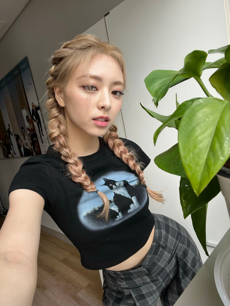 220719 ITZY SNS Update - Yuna documents 8