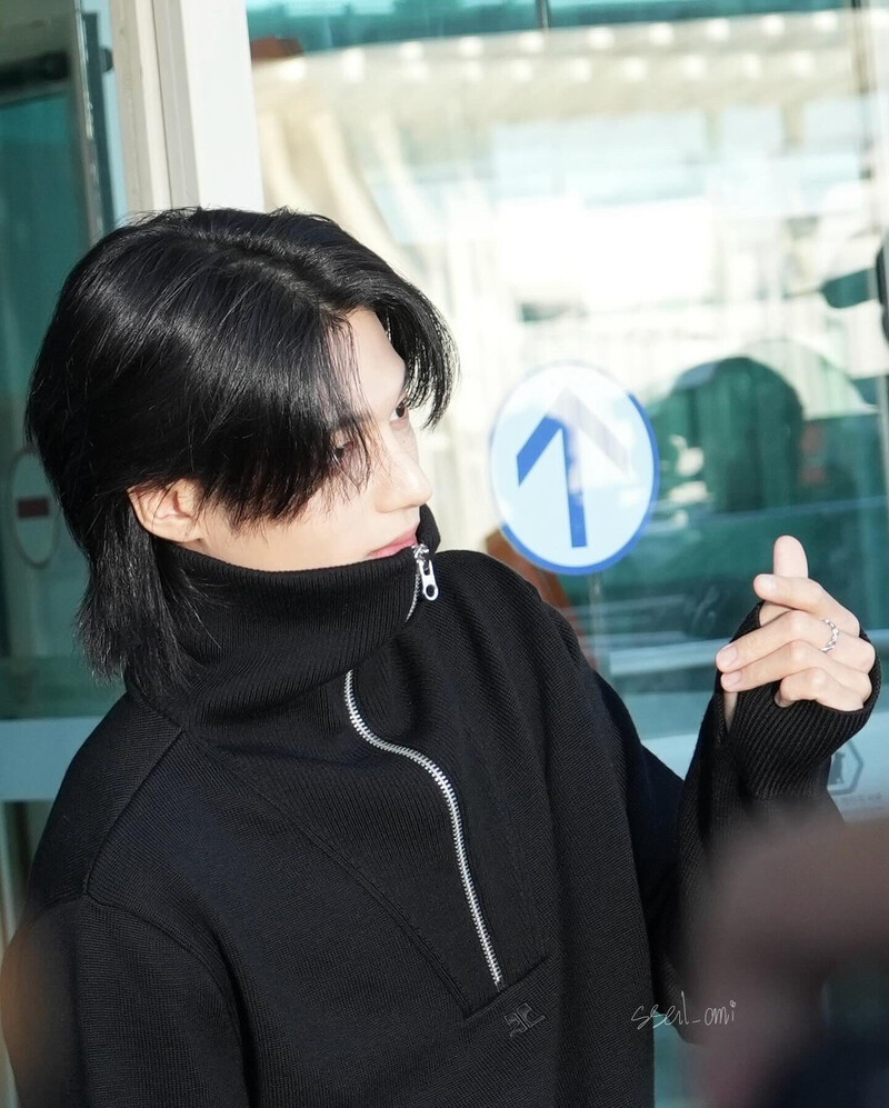 240924 ATEEZ Wooyoung at Incheon International Airport documents 2