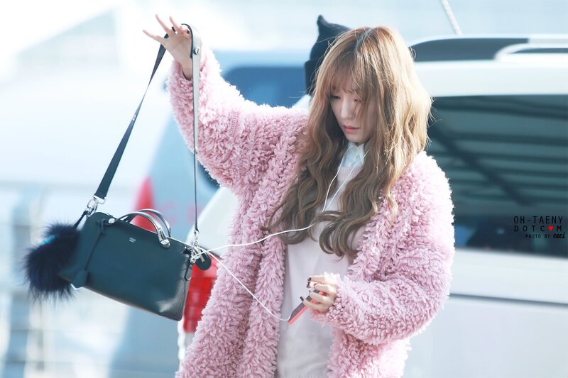 141121 Girls' Generation Tiffany at Incheon Airport documents 1