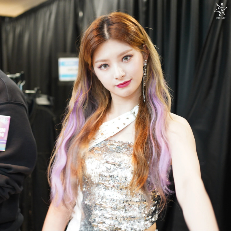 210402 Yuehue Naver Post - EVERGLOW KCON:TACT 3 Behind documents 4
