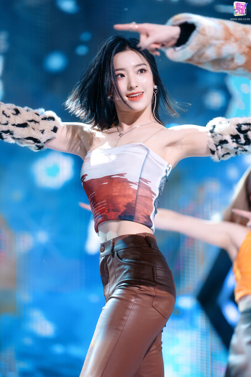 220130 fromis_9 Saerom - 'DM' at Inkigayo documents 6