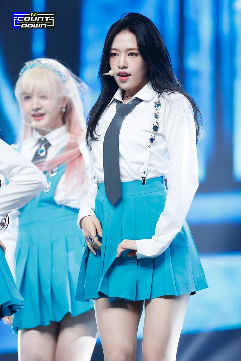 220421 IVE's Yujin - "Love Dive" at M Countdown documents 5