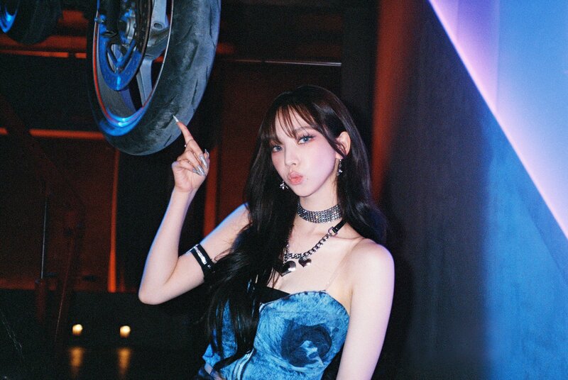 230128 GIRLS ON TOP Twitter Update - GOT the beat 'Stamp On It' MV Behind Photos documents 6