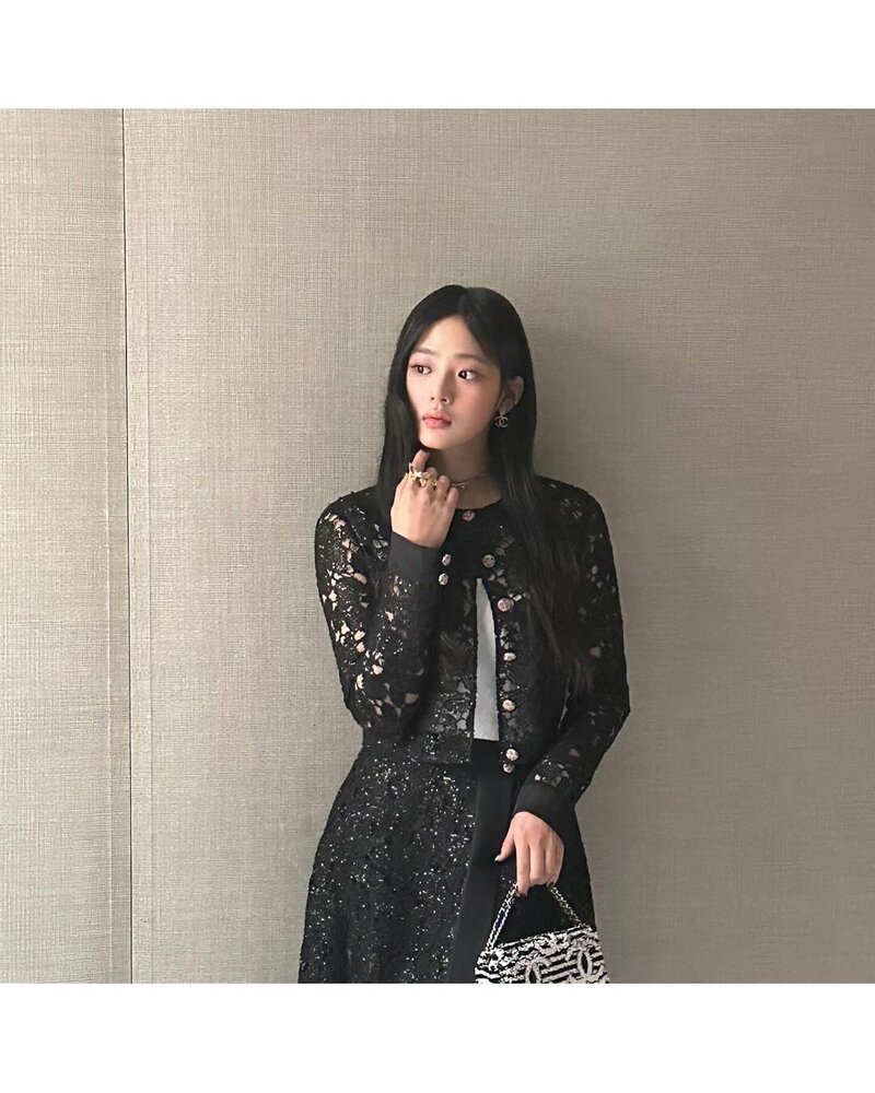240124 NewJeans Instagram Update - Minji at Chanel Haute Couture 2024 documents 1