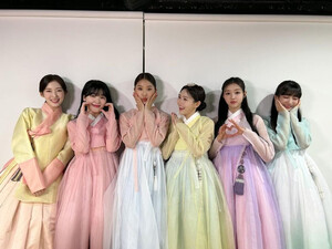 230122 OH MY GIRL Instagram Update