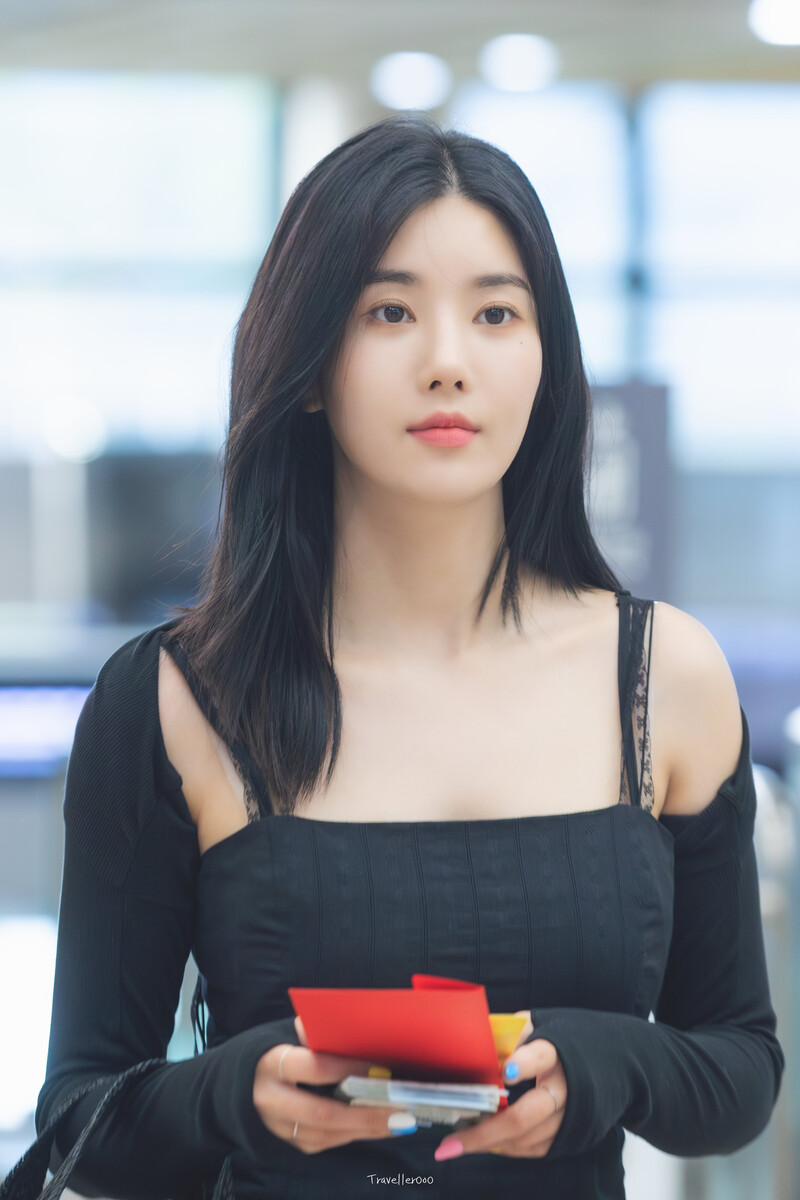 230624 Kwon Eunbi at Gimpo International Airport documents 2