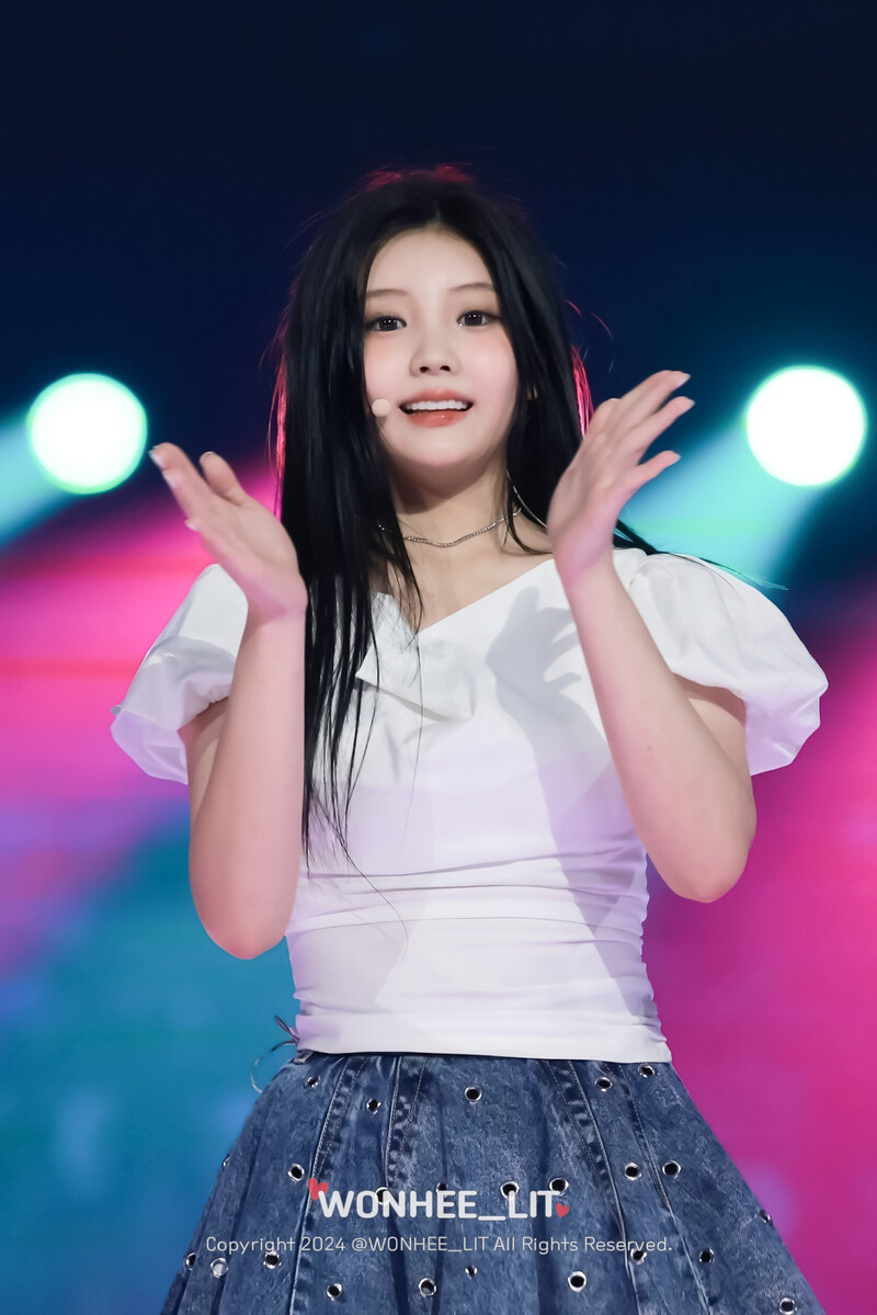 240602 ILLIT Wonhee at K-Wave Concert Inkigayo documents 6