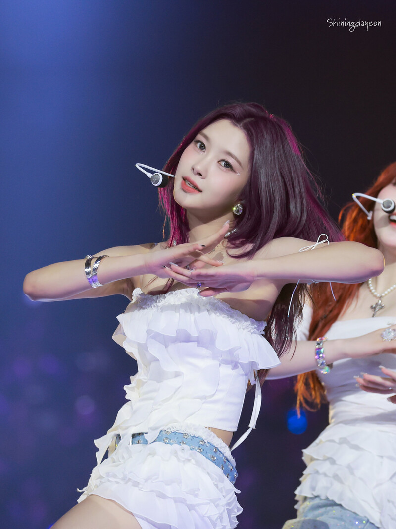 240602 Kep1er Dayeon at K-Wave Concert Inkigayo documents 9