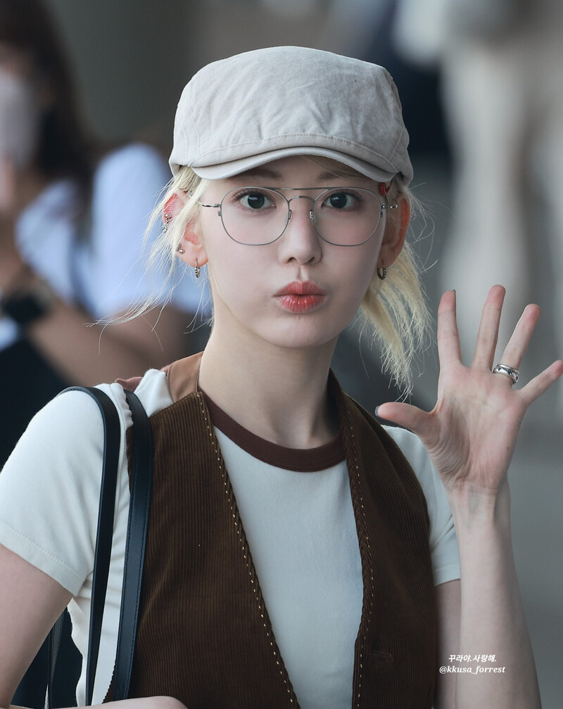 240628 LE SSERAFIM Sakura at Gimpo International Airport documents 2