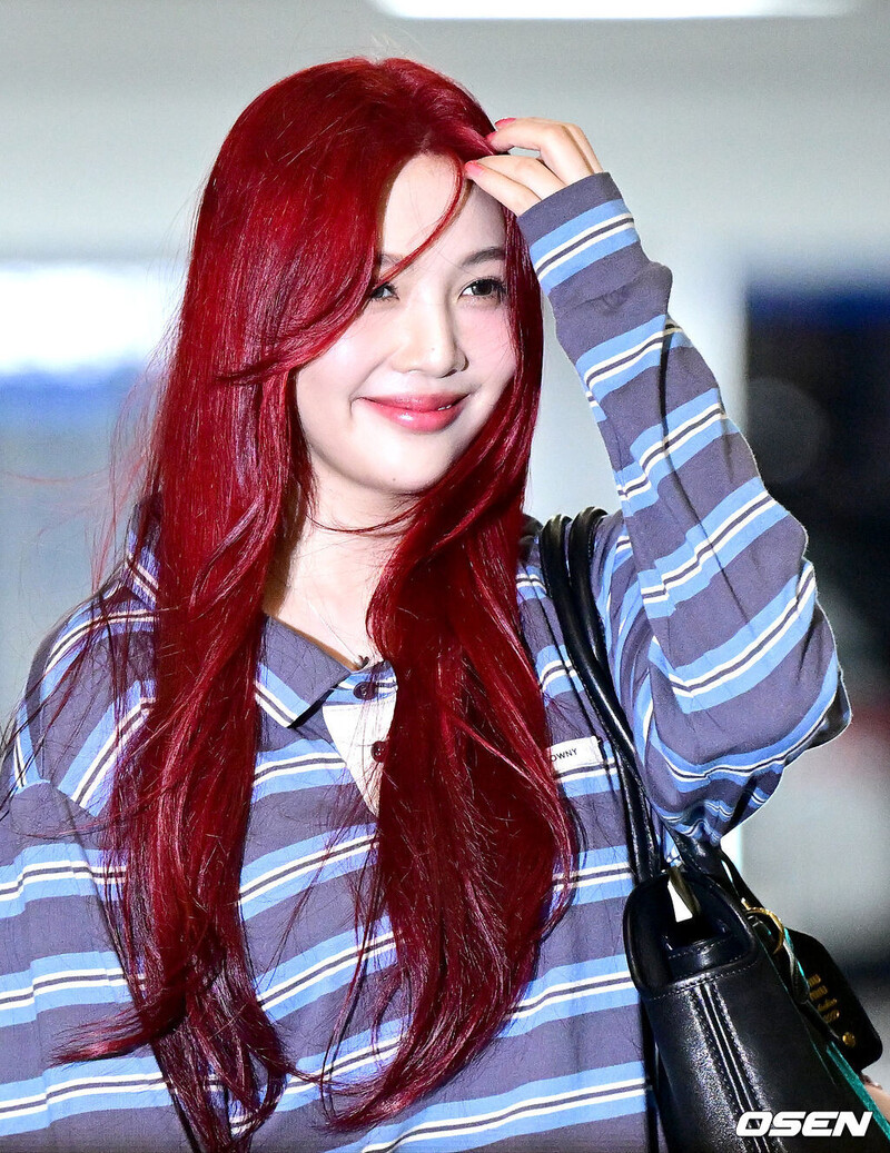 240927 Red Velvet JOY at Incheon International Airport documents 1