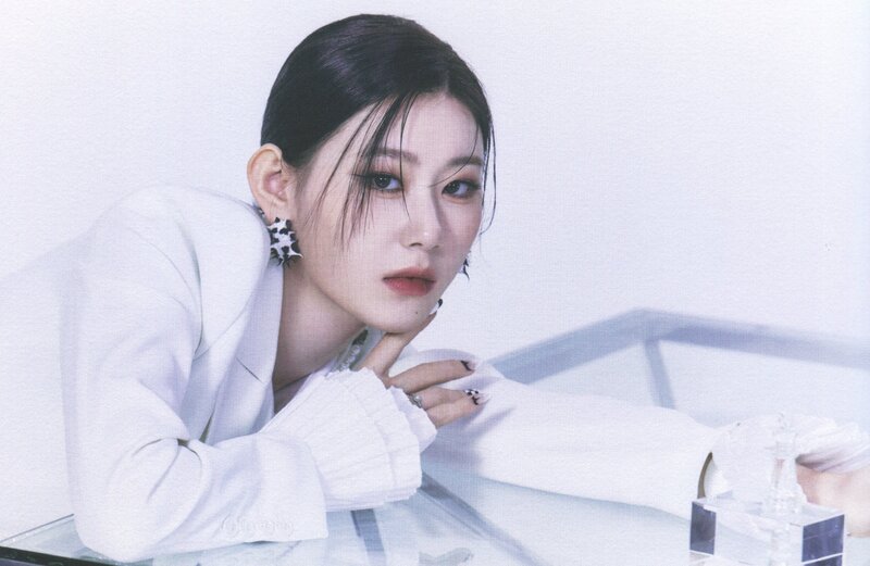 ITZY 'CHECKMATE' Album Scans (Chaeryeong ver.) documents 17