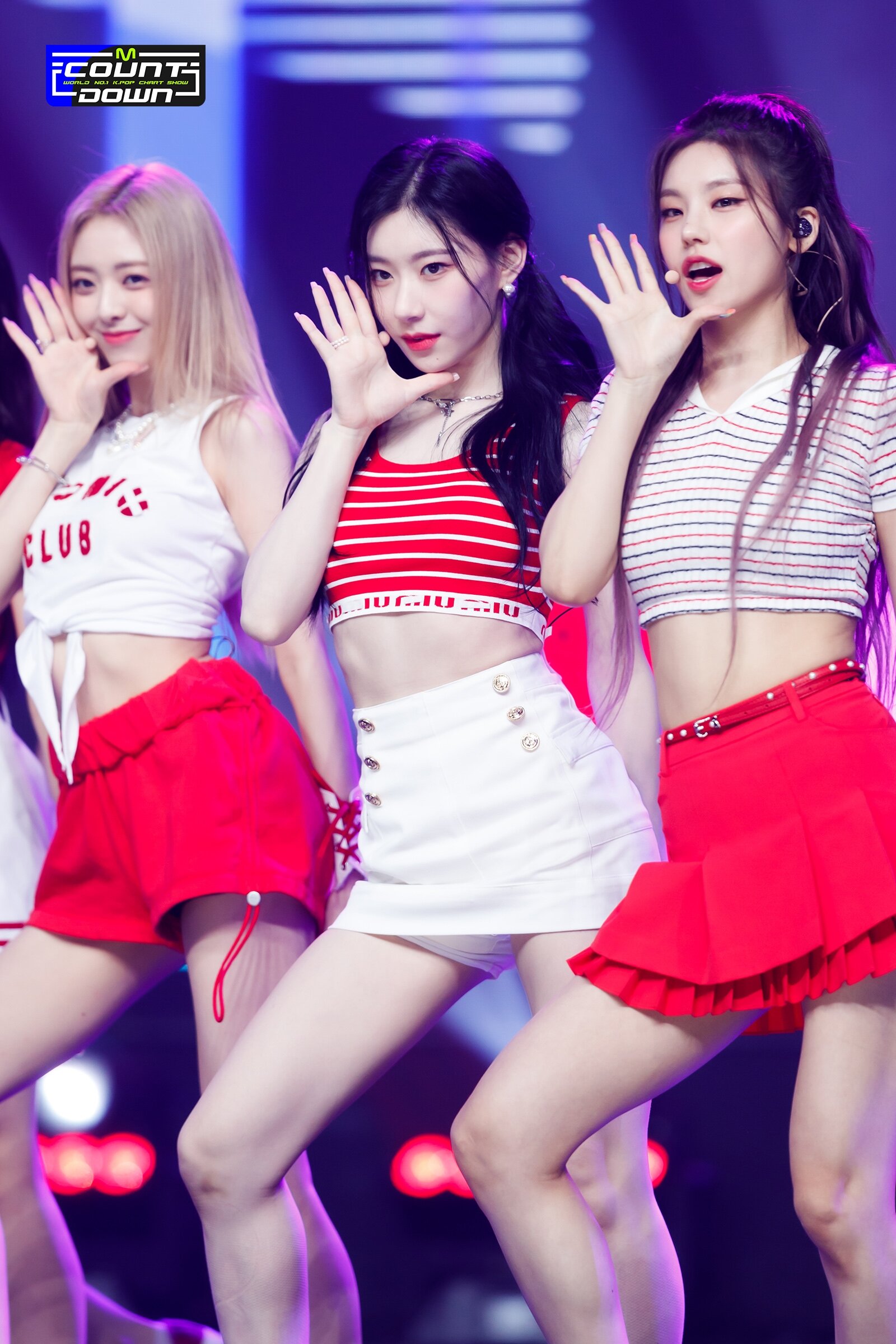 220728 ITZY Chaeryeong - 'SNEAKERS' at M Countdown | kpopping