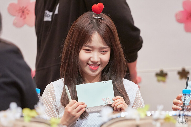 180415 Weki Meki Yoojung at Bundang 'Lucky' Fansign documents 2