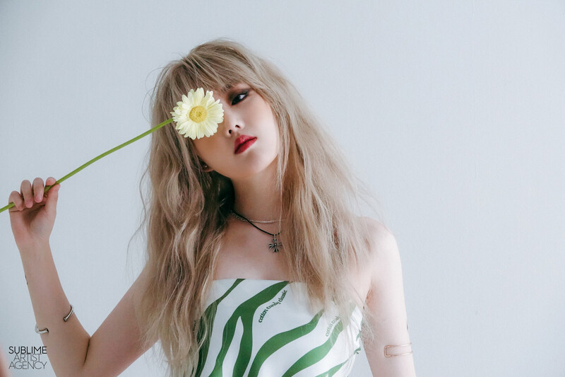 210818 SAA Naver Post - Yerin's First Look Magazine Behind documents 8