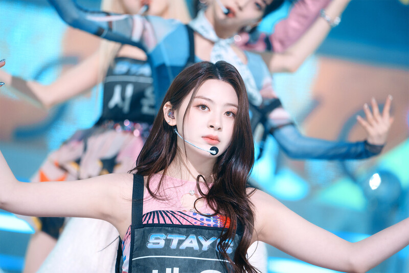 220227 STAYC Seeun at Inkigayo documents 14