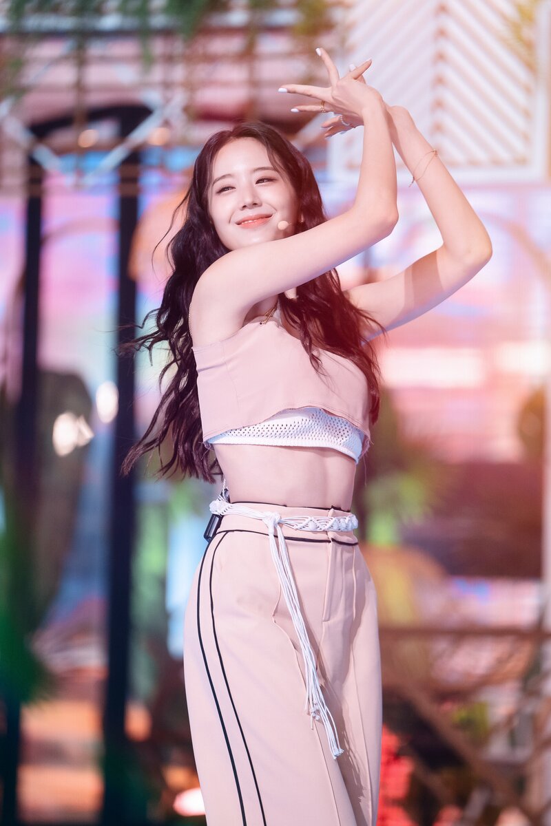 220703 fromis_9 Gyuri - 'Stay This Way' at Inkigayo documents 15