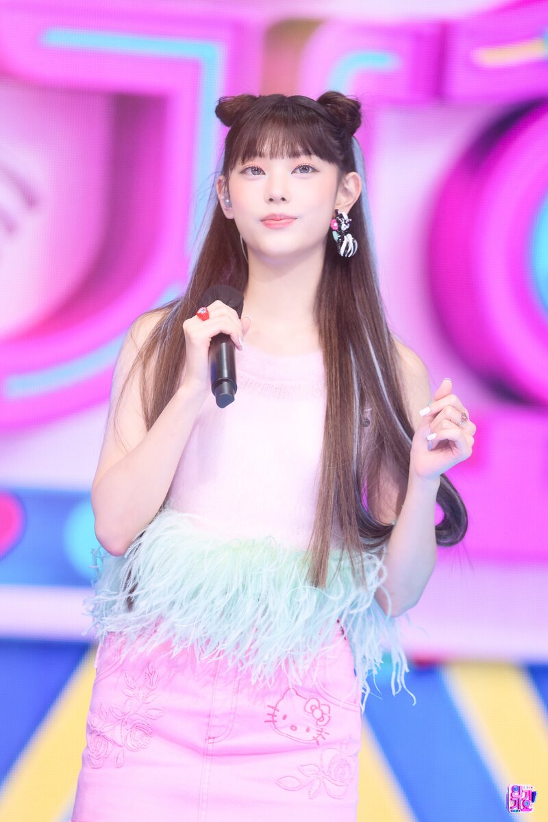 220821 NewJeans Haerin - 'Attention' at Inkigayo documents 6