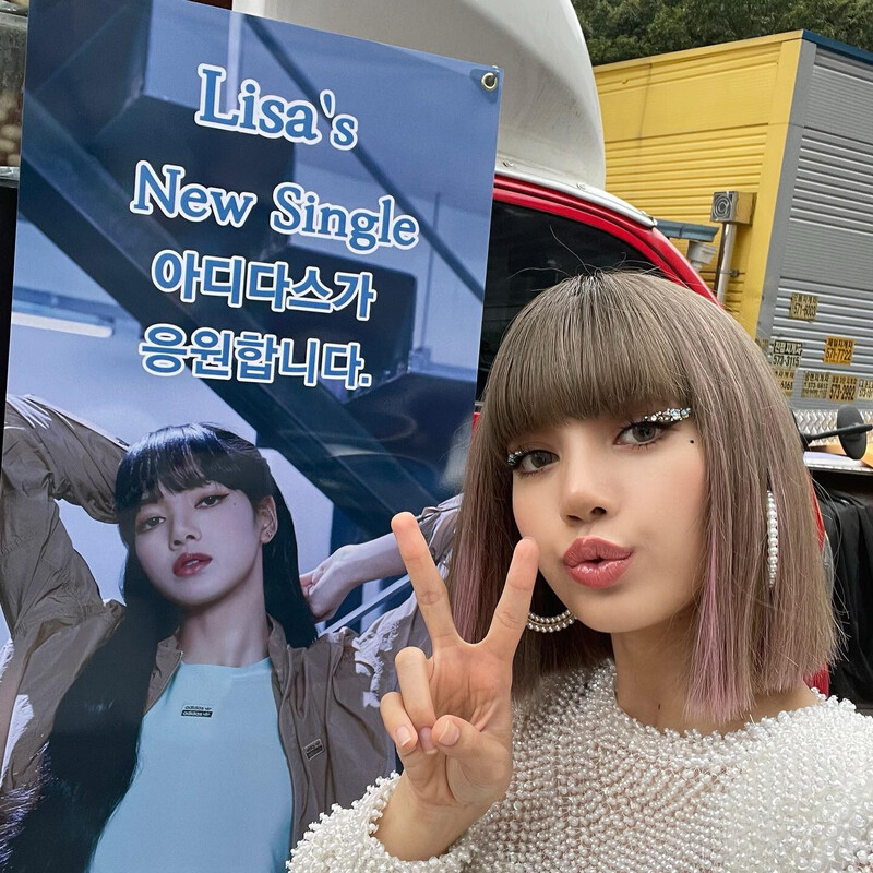 220910 - LISA Instagram Update documents 5