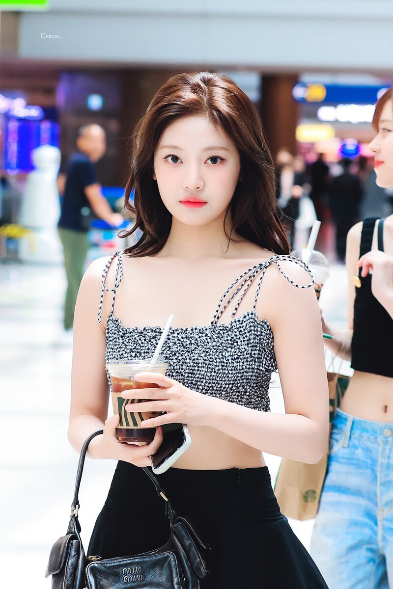 230522 aespa Ningning - ICN Airport documents 1