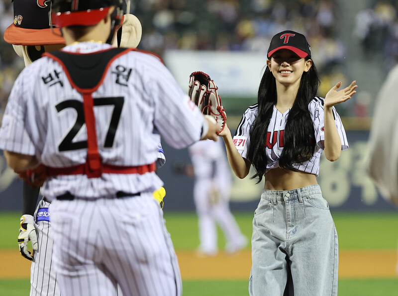 (G)I-DLE's Miyeon throws First Pitch for LG Twins documents 14