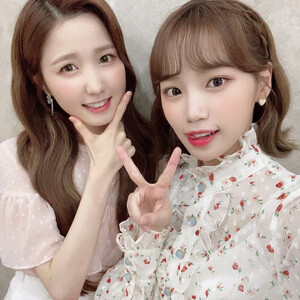 200925 [IZ*ONE] Twitter update Hitomi & Chaewon