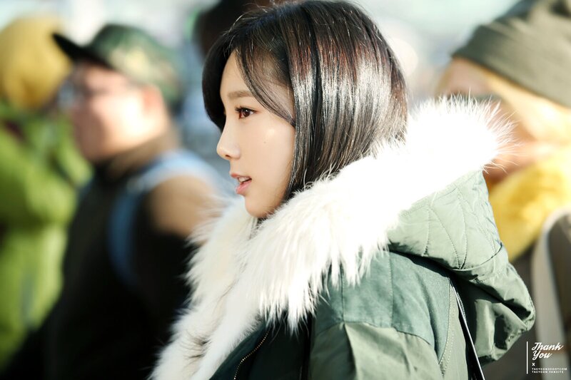 150103 Girls' Generation Taeyeon at Incheon Airport documents 1