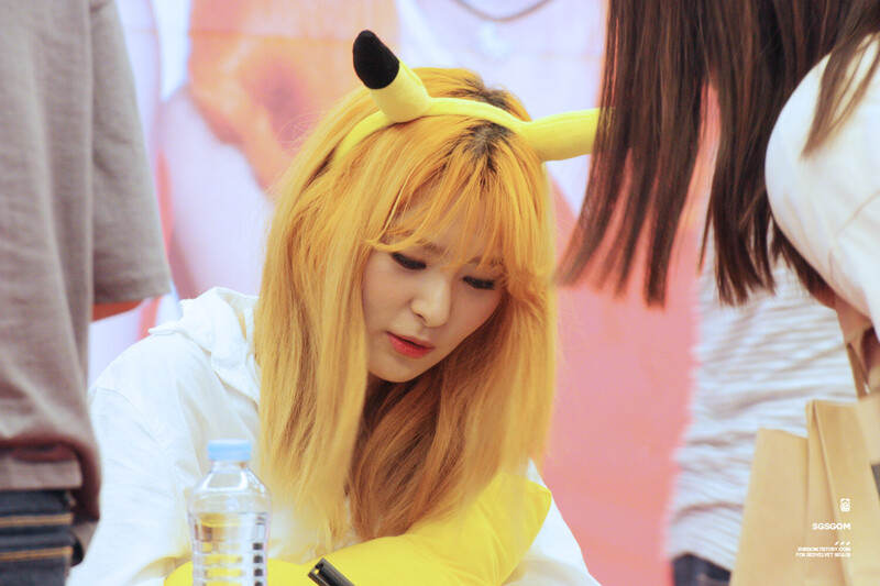 160925 Red Velvet Seulgi at Bundang 'Russian Roulette' Fansign documents 4